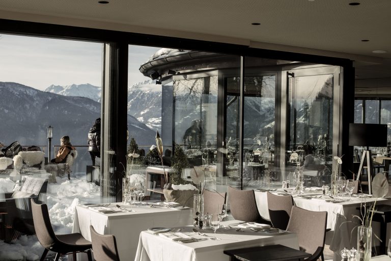 Miramonti-Boutique-Hotel,-Innen_Außen,-Panorama-Restaurant-Fine-Dining-und-Terrasse-mit-Blick-auf-Meran