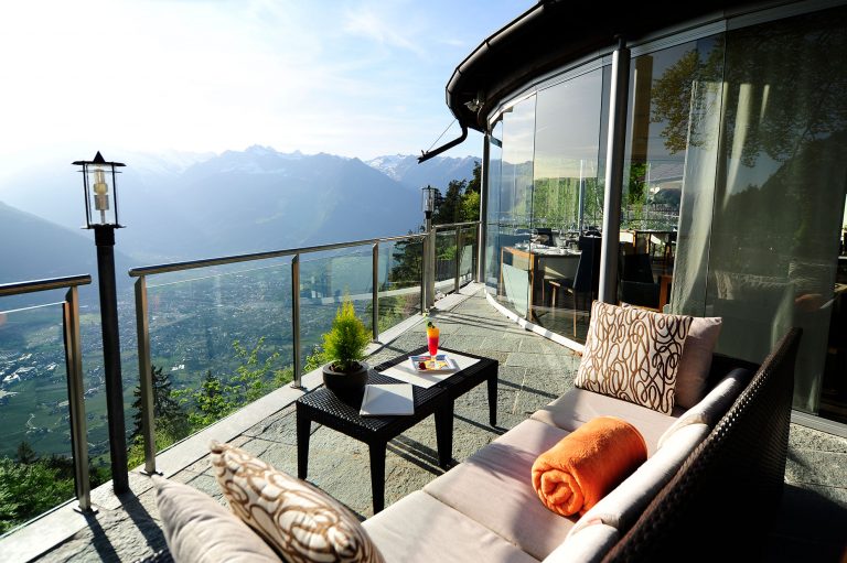 Panorama-Terrasse-mit-Panorama-Restaurant,-Miramonti-Boutique-Hotel